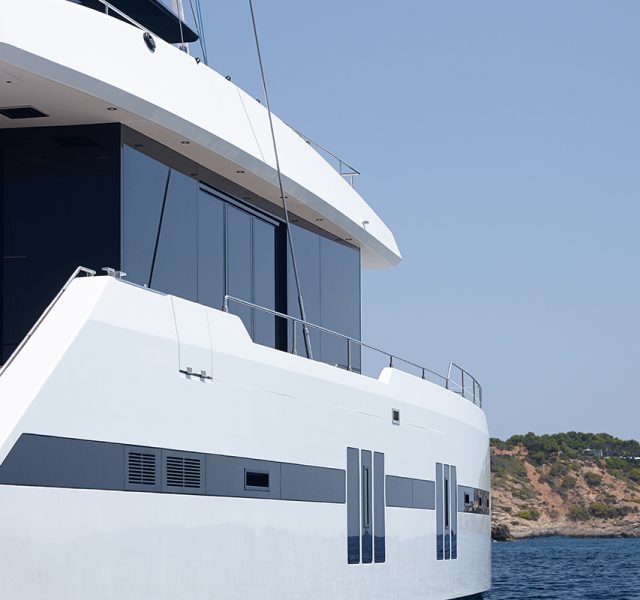 Katamaran konforunu yelkenle birleştiriyor