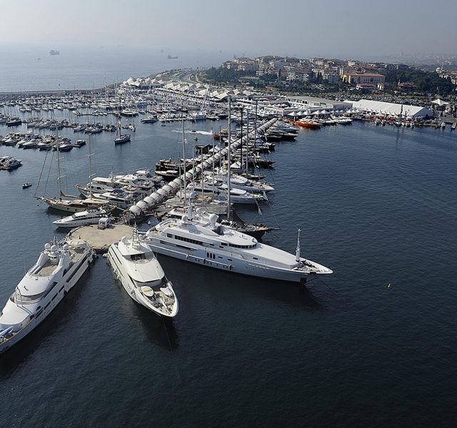 İstanbul’un göbeğinde tekne servisi