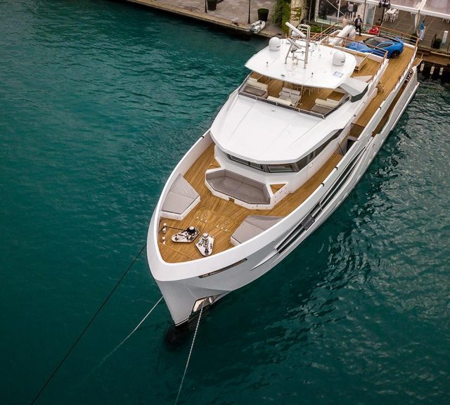 Explorer yat Numarine 32 XP suya indi