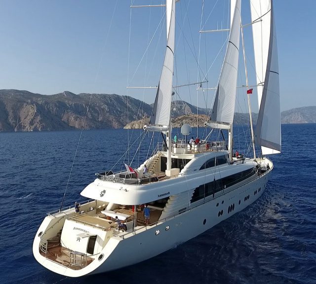 Yelkenli motoryat Aresteas